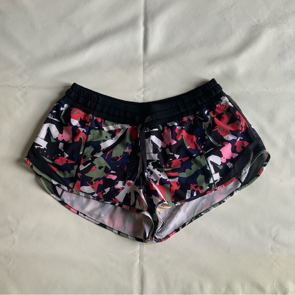 lululemon athletica Multicolor Camo Women Shorts - Picture 1 of 10